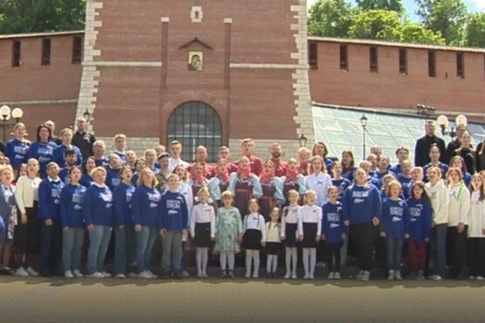 Фото Более сотни нижегородцев спели песню «Конь» группы «Любэ» возле стен кремля - Новости Живем в Нижнем