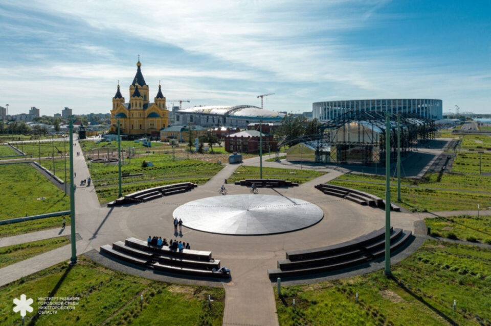 Фото  Сцена для проведения мероприятий появилась на нижегородской Стрелке - Новости Живем в Нижнем