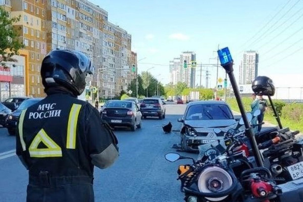 Фото Мотогруппа МЧС помогла пострадавшим в ДТП на Молитовской в Нижнем Новгороде - Новости Живем в Нижнем