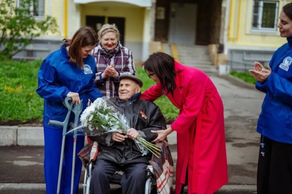 Фото Нижегородские волонтеры провели акцию «Парад у дома ветерана» в преддверии 9 мая - Новости Живем в Нижнем