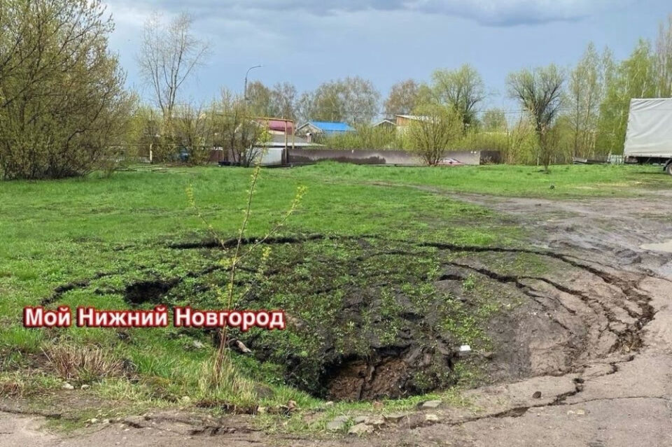 Фото Огромный провал образовался на улице Бусыгина в Нижнем Новгороде - Новости Живем в Нижнем