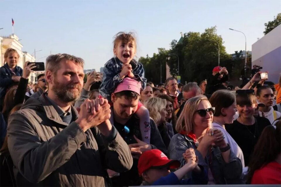 Фото 2000 нижегородцев приняли участие во флешмобе под песню Шамана 12 июня - Новости Живем в Нижнем