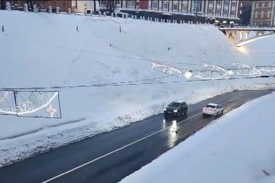 Фото Движение по Зеленскому съезду восстановлено после схода лавины в Нижнем Новгороде - Новости Живем в Нижнем