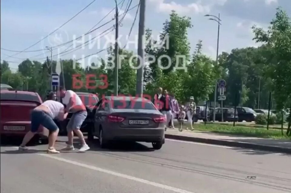 Фото Двое нижегородцев устроили драку на дороге около зоопарка «Лимпопо» - Новости Живем в Нижнем