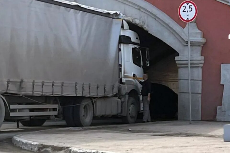 Фото Фура застряла в тоннеле под Чкаловской лестницей в Нижнем Новгороде - Новости Живем в Нижнем