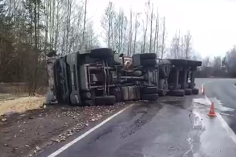 Фото Грузовой автомобиль с прицепом опрокинулся на трассе в Нижегородской области - Новости Живем в Нижнем