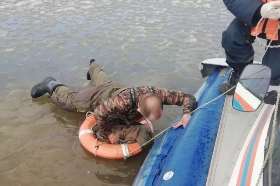 Фото Спасатели вытащили из Волги в Воротынском районе провалившегося под лед рыбака  - Новости Живем в Нижнем