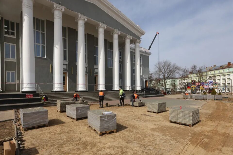 Фото Лестницы и стены ДК химиков в Дзержинске облицуют гранитом из Карелии - Новости Живем в Нижнем