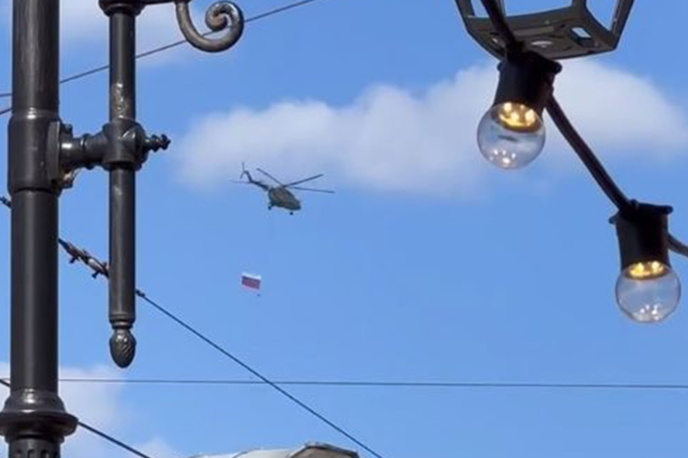 Фото Нижегородцы заметили военные вертолеты с флагами в небе над городом - Новости Живем в Нижнем