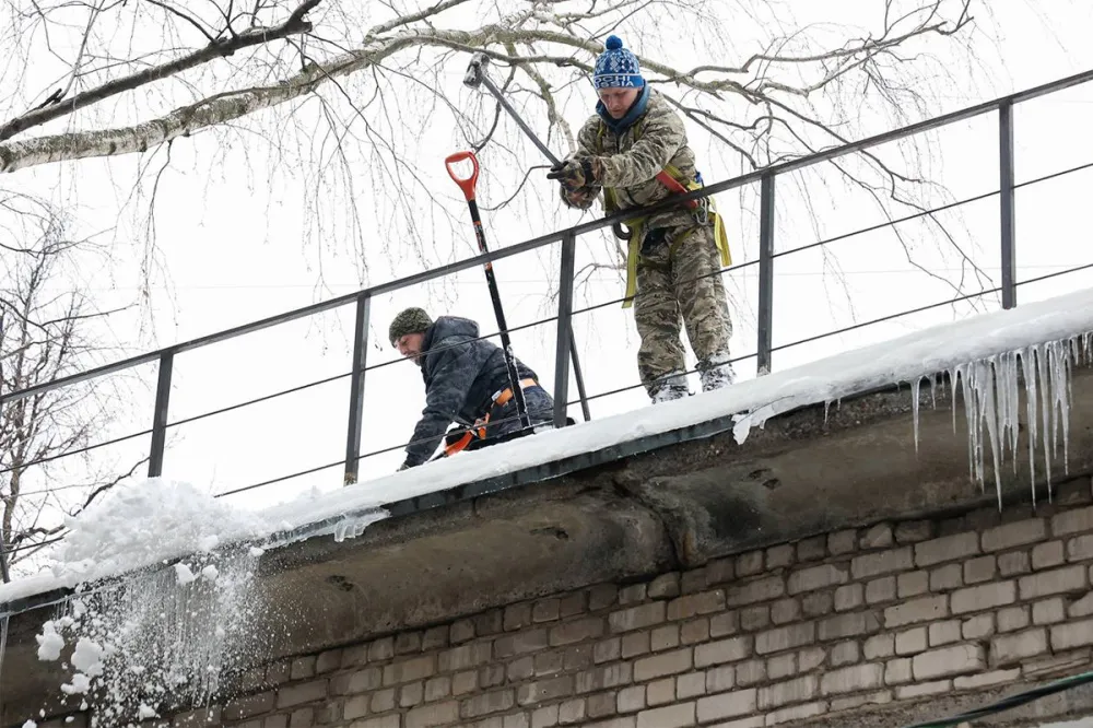 Фото Очистка кровель усилена перед грядущим потеплением в Нижнем Новгороде - Новости Живем в Нижнем