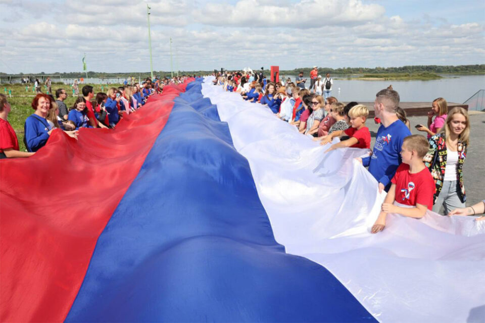 Фото Огромный триколор развернули нижегородцы на Стрелке - Новости Живем в Нижнем