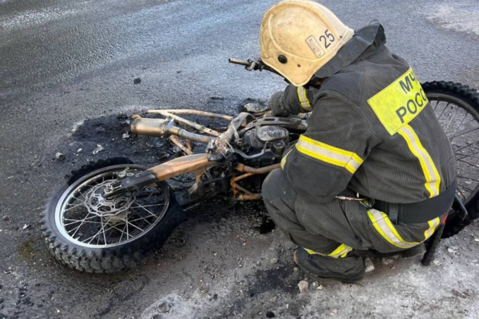 Фото Мотоцикл загорелся под водителем в Нижнем Новгороде - Новости Живем в Нижнем