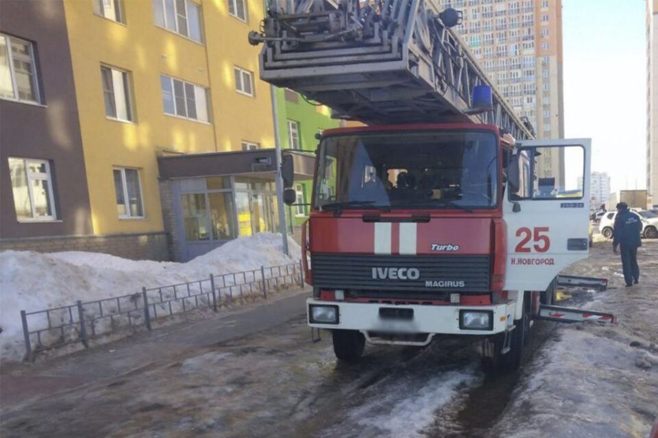 Фото Мужчина угрожал спрыгнуть с девятого этажа дома в Нижнем Новгороде - Новости Живем в Нижнем