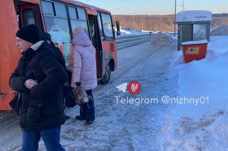 Фото Водитель нижегородской маршрутки высадил нежелающих переводить деньги ему на телефон - Новости Живем в Нижнем