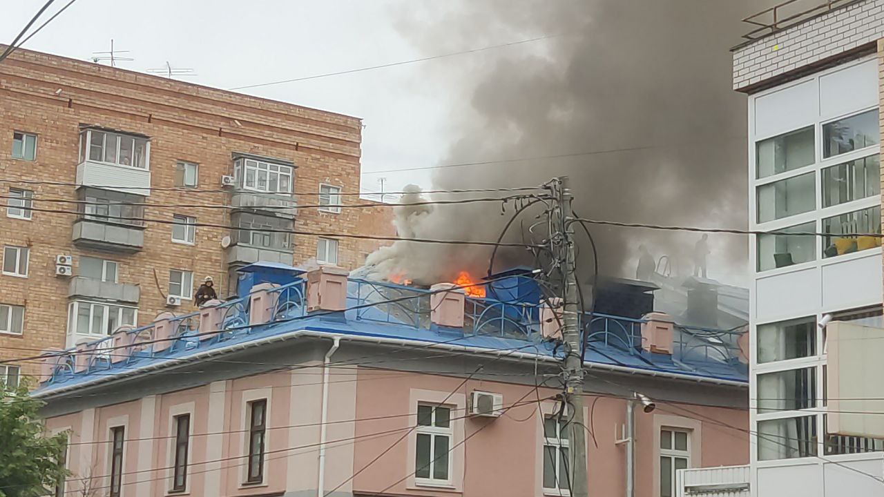 Крыша здания на Большой Покровской загорелась в Нижнем Новгороде 10 июня 