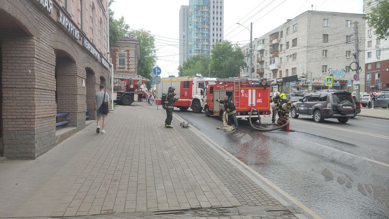Крыша здания на Большой Покровской загорелась в Нижнем Новгороде 10 июня 