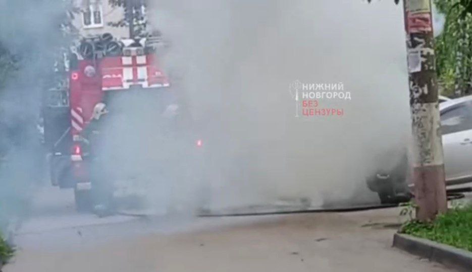 Автомобиль загорелся во дворе на улице Дьяконова в Нижнем Новгороде