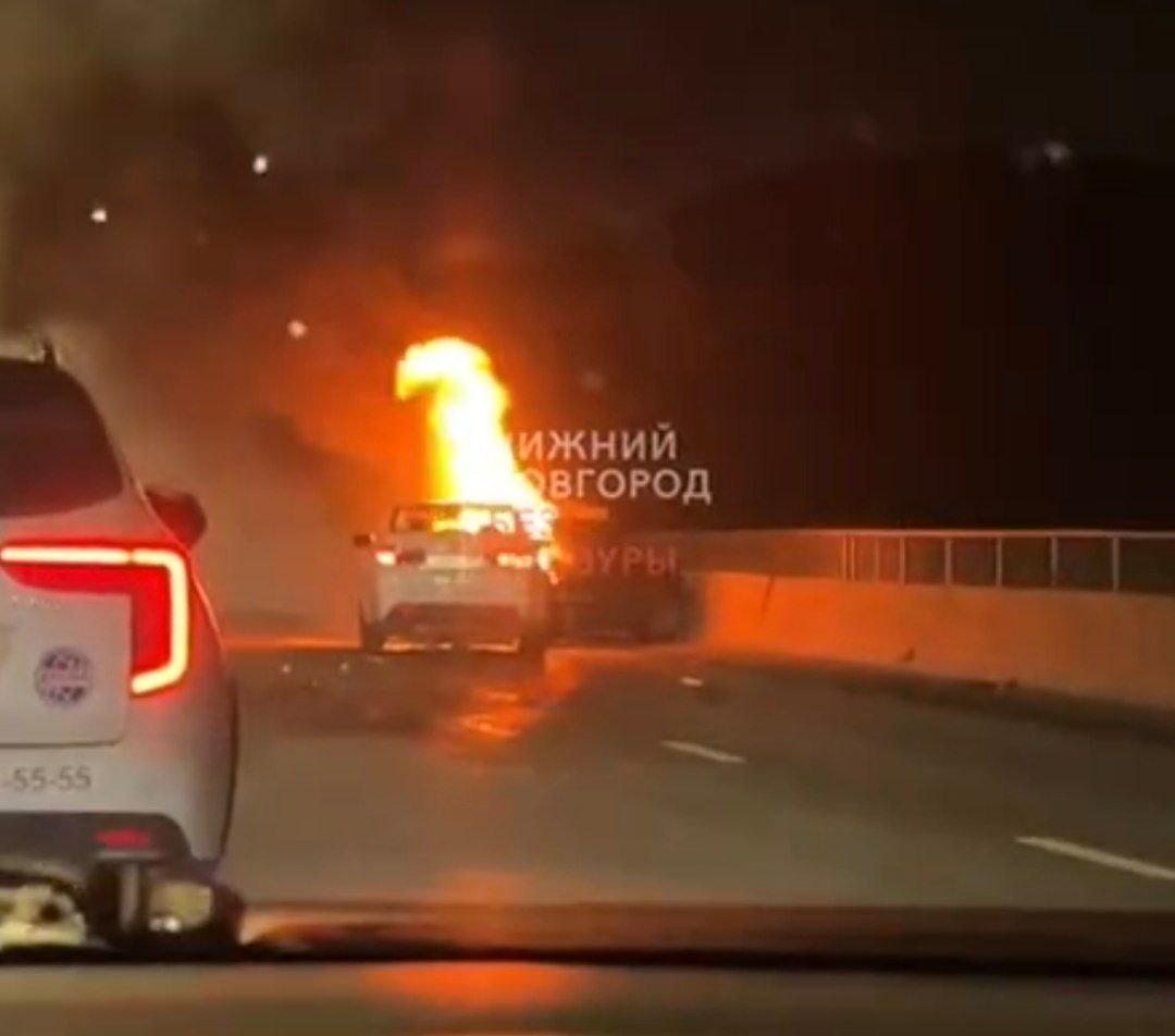 Легковушка загорелась на Молитовском мосту в Нижнем Новгороде