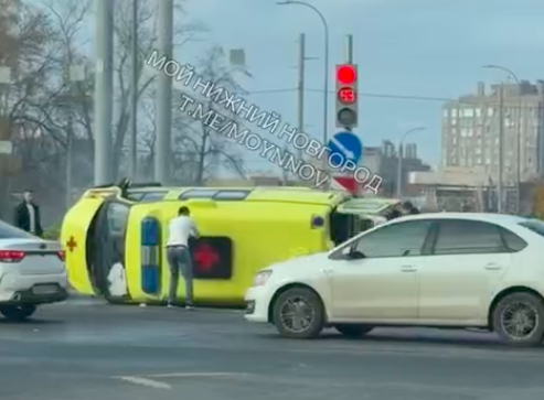 Реанимобиль опрокинулся после столкновения с BMW в Нижнем Новгороде