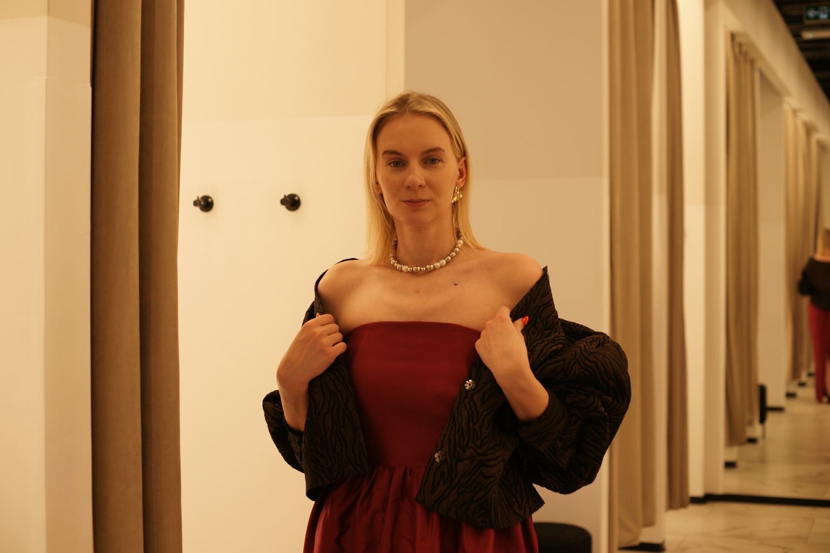 Максимальный блеск: стилист о цветах, тканях и ошибках новогоднего образа