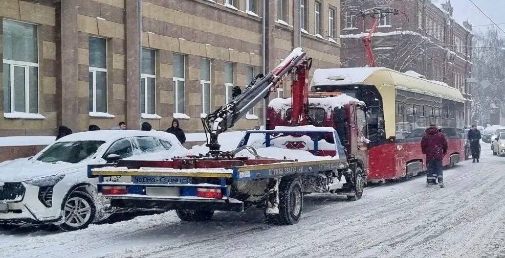 Мэр Нижнего Новгорода вызвал эвакуатор для мешавших трамваю автомобилей