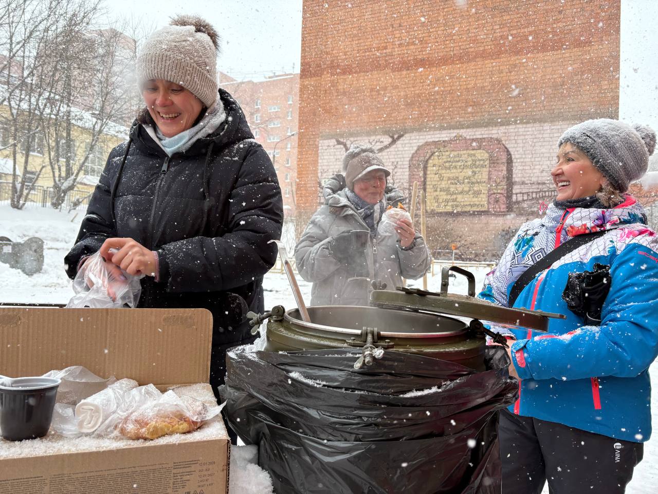 Неравнодушные нижегородцы помогают дворникам очищать дворы от снега