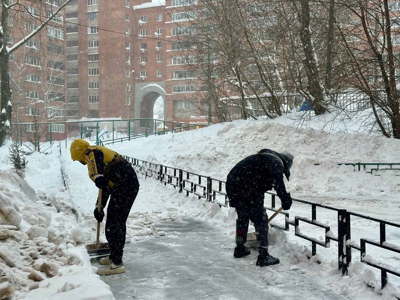 Неравнодушные нижегородцы помогают дворникам очищать дворы от снега