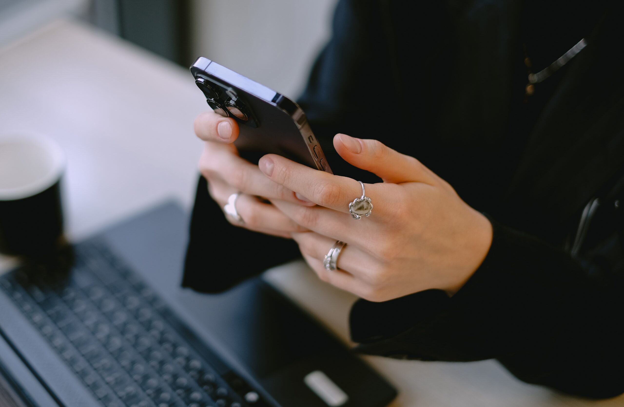 Сила в словах: 5 фраз, которые важно услышать по телефону для хорошего настроения