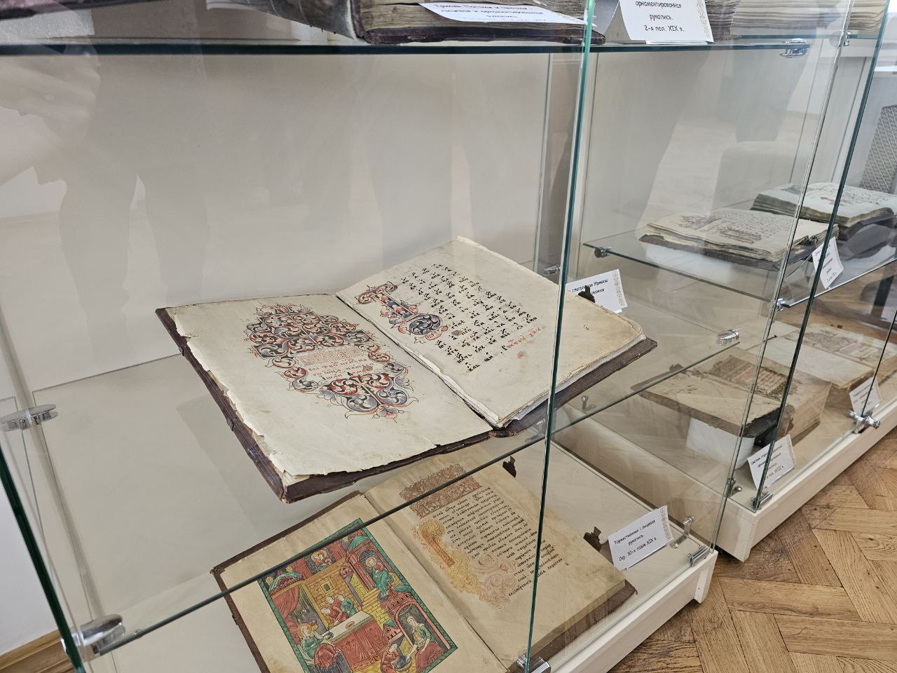 Издание о рукописных книгах из Фундаментальной библиотеки презентовали в ННГУ