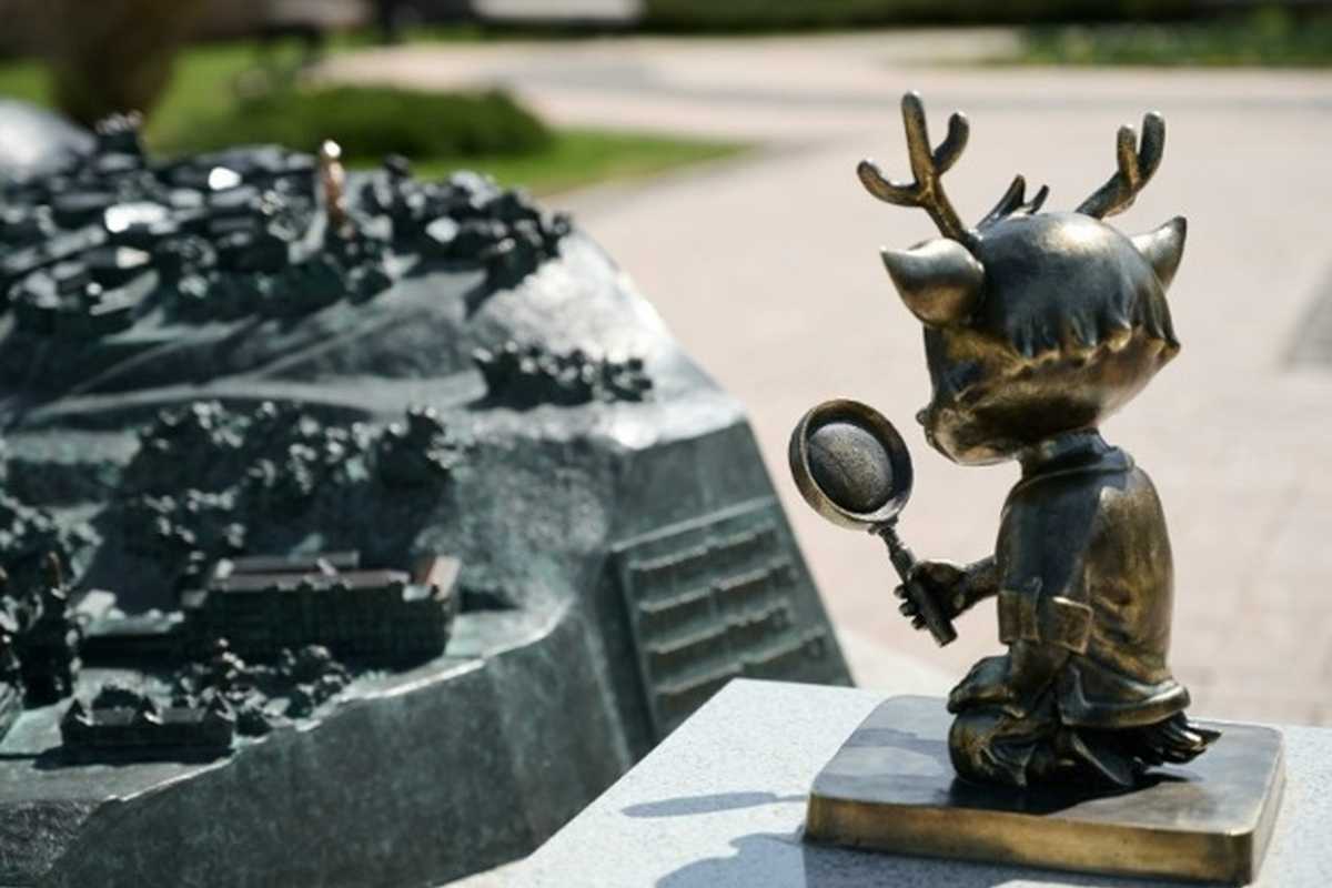 Скульптуры олененка НиНо и дятла Гора появились у Нижегородского кремля