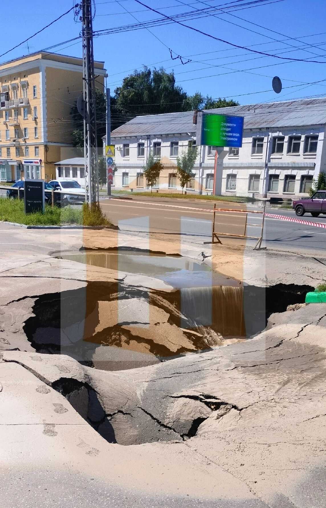 Асфальт провалился под землю у ТРЦ «РИО» в Нижнем Новгороде