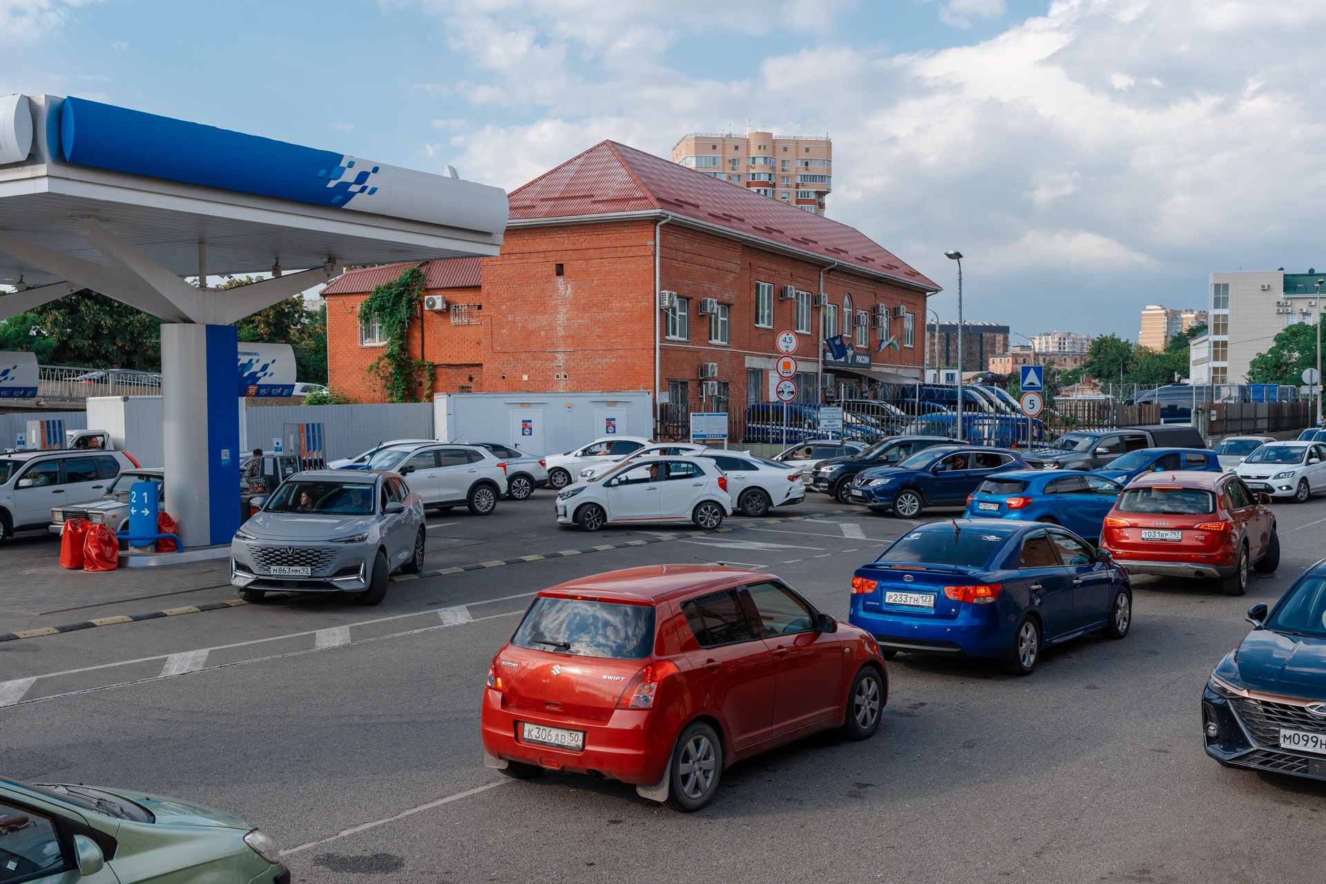 Бензин по 199 рублей: как в Нижегородской области борются с дефицитом топлива