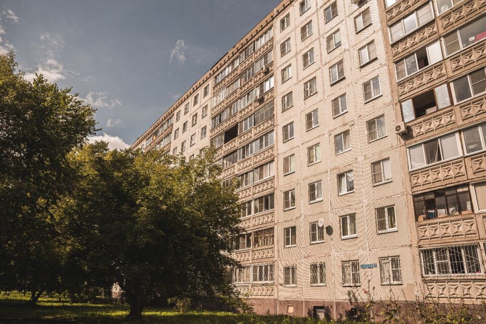 Эстетика «панелек»: как выглядят ламповые дворы Ленинского района
