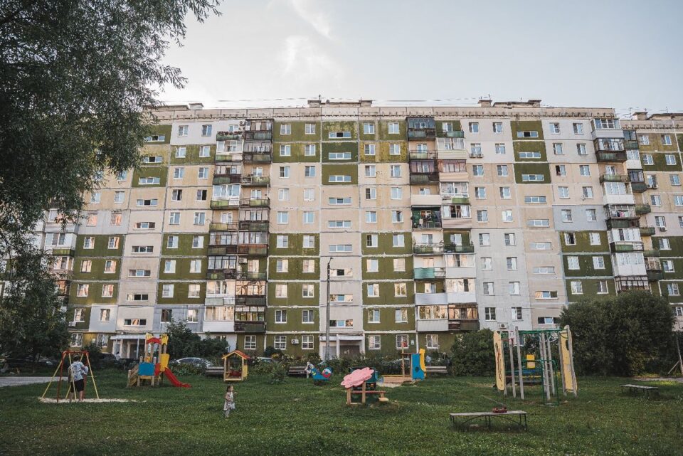 Эстетика «панелек»: как выглядят ламповые дворы Ленинского района