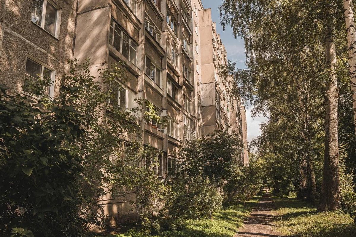 Эстетика «панелек»: как выглядят ламповые дворы Ленинского района