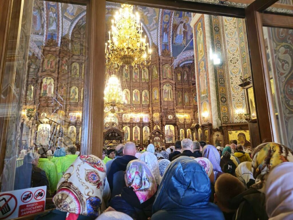 «Бабушку уронили»: нижегородцы жалуются на давку у собора с мощами Спиридона