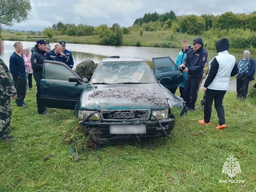 Машину с мертвым водителем достали со дна пруда в Нижегородской области