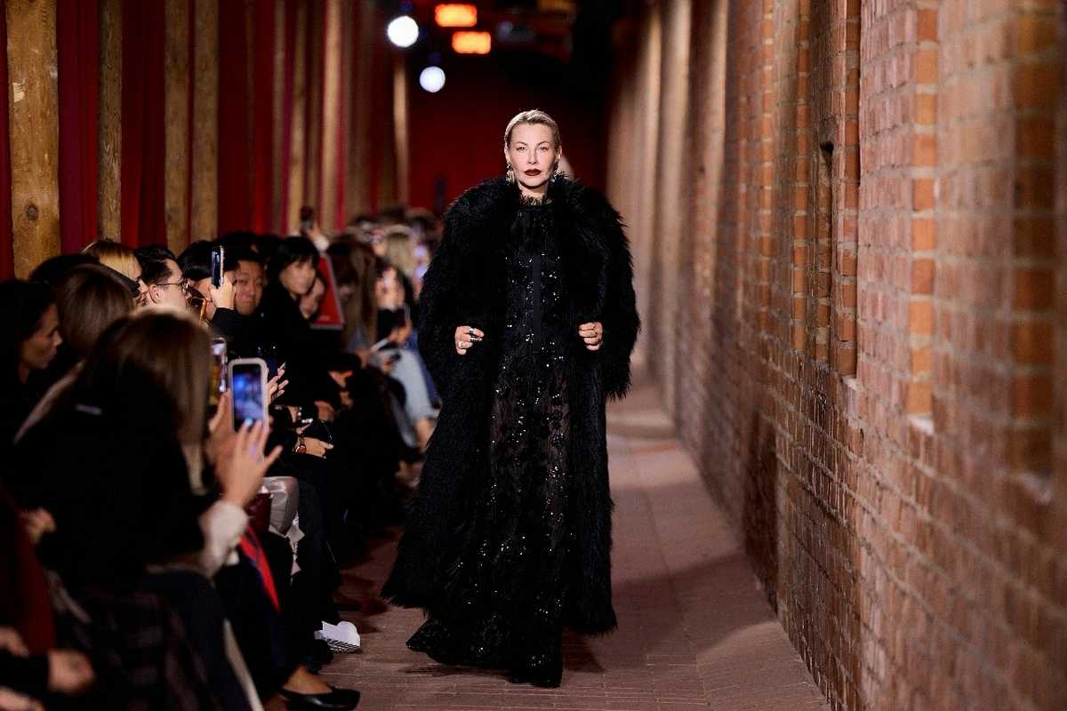 Министр культуры Суханова выступила на модном показе в качестве модели