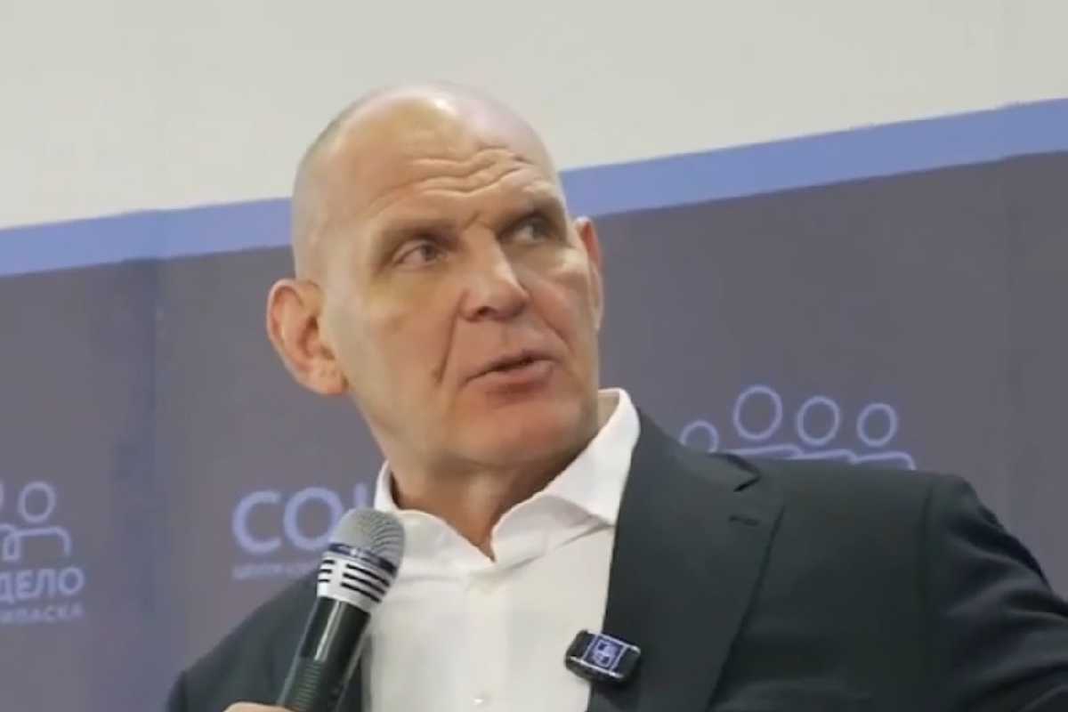 Александр Карелин встретился с юными борцами в красноярском «Соколе»